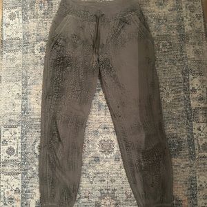 NWOT LULULEMON JOGGERS SIZE 6